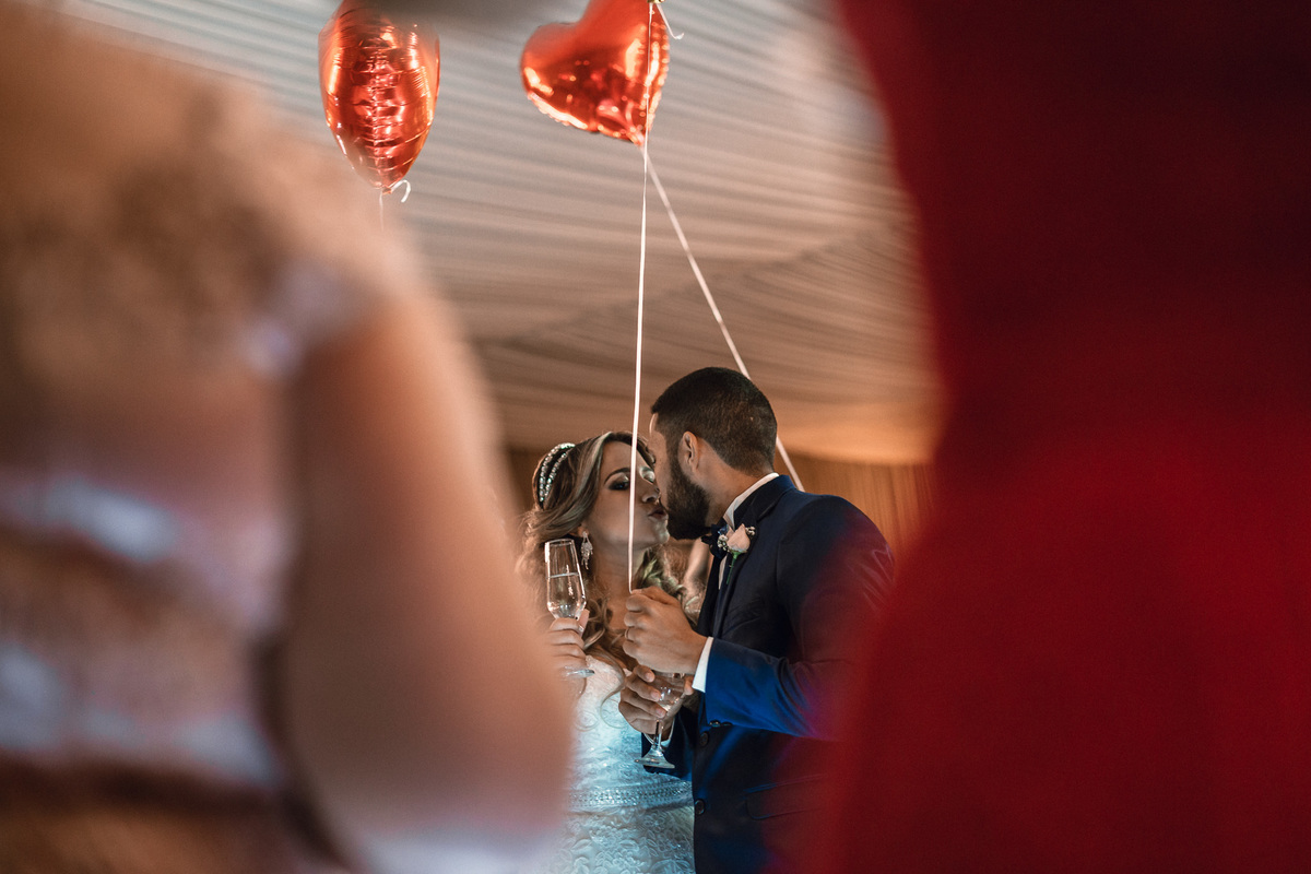 noiva-vestido-making of-salão-dia da noiva-amor-lover-festa-celebração-casamento-wedding-pride-noivo-pastor-Deus-fotografo de casamento-fotografia-jornalismo