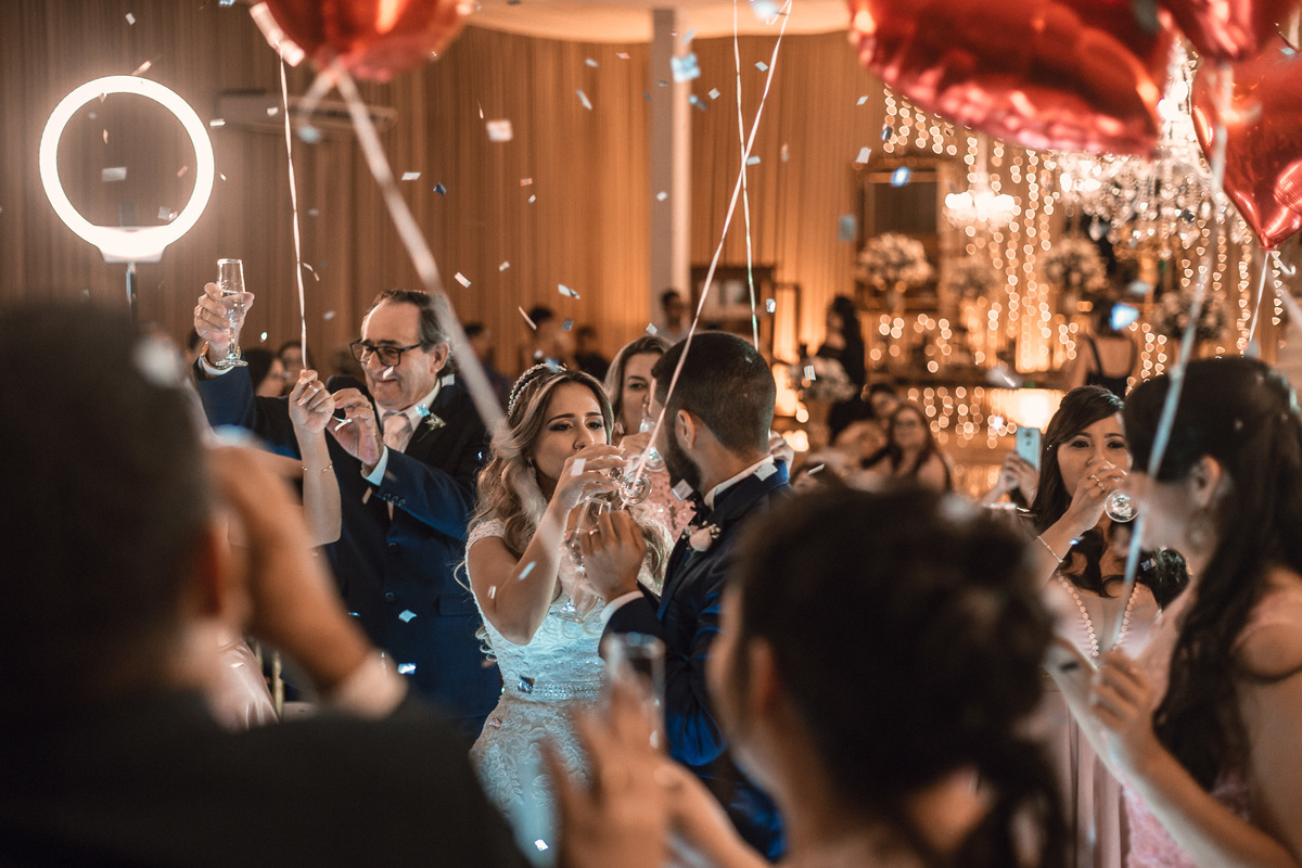 noiva-vestido-making of-salão-dia da noiva-amor-lover-festa-celebração-casamento-wedding-pride-noivo-pastor-Deus-fotografo de casamento-fotografia-jornalismo