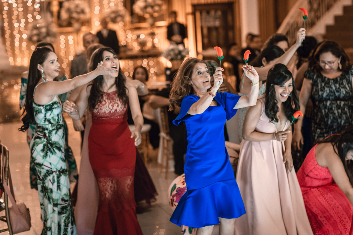 noiva-vestido-making of-salão-dia da noiva-amor-lover-festa-celebração-casamento-wedding-pride-noivo-pastor-Deus-fotografo de casamento-fotografia-jornalismo