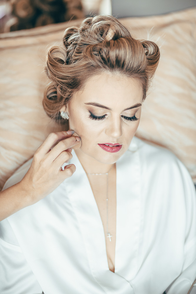 making-of-noiva-dia da noiva-vestido-maquiadora-make-beatifull-love-wedding-pride-married-noivo-casamento-hibisco-buffet-diurno