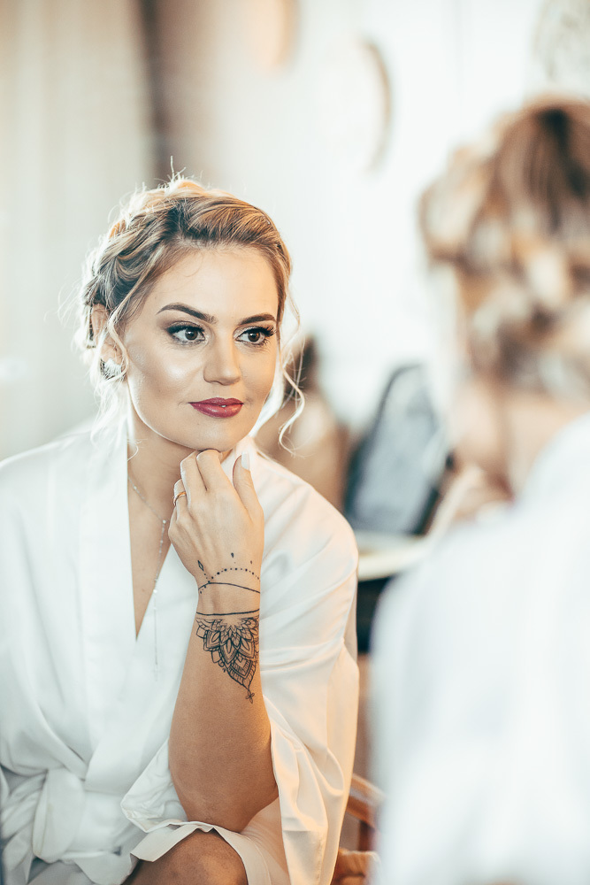 making-of-noiva-dia da noiva-vestido-maquiadora-make-beatifull-love-wedding-pride-married-noivo-casamento-hibisco-buffet-diurno