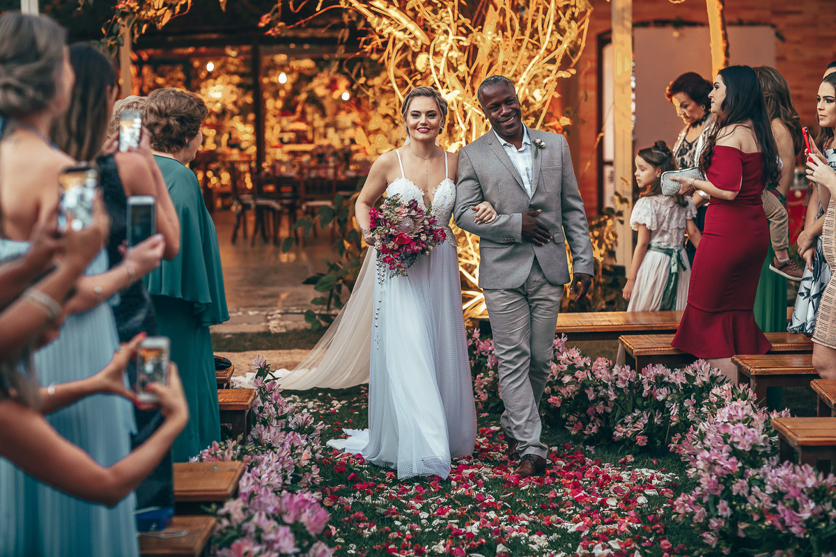 making-of-noiva-dia da noiva-vestido-maquiadora-make-beatifull-love-wedding-pride-married-noivo-casamento-hibisco-buffet-diurno