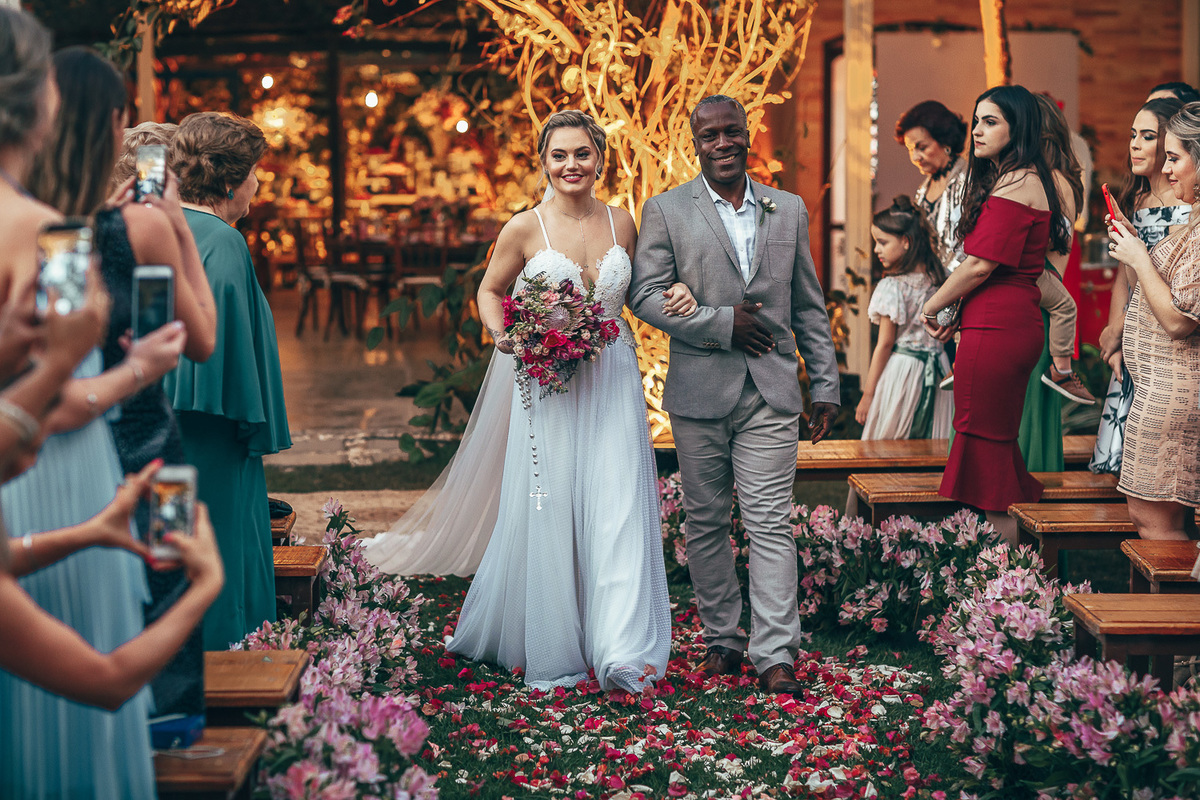 making-of-noiva-dia da noiva-vestido-maquiadora-make-beatifull-love-wedding-pride-married-noivo-casamento-hibisco-buffet-diurno