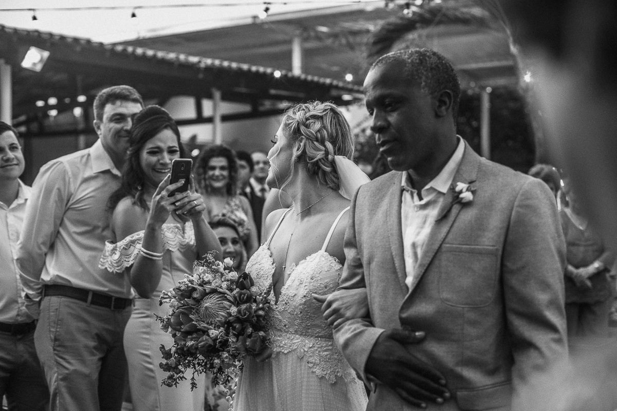 making-of-noiva-dia da noiva-vestido-maquiadora-make-beatifull-love-wedding-pride-married-noivo-casamento-hibisco-buffet-diurno