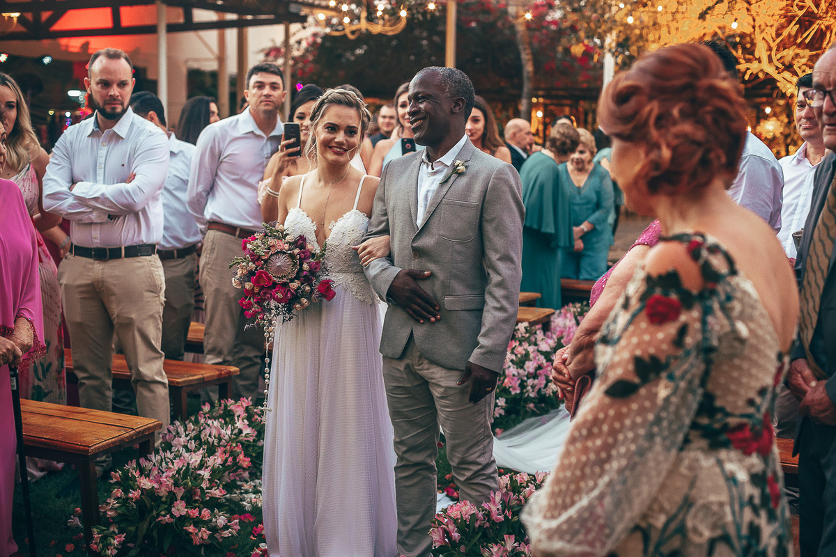 making-of-noiva-dia da noiva-vestido-maquiadora-make-beatifull-love-wedding-pride-married-noivo-casamento-hibisco-buffet-diurno