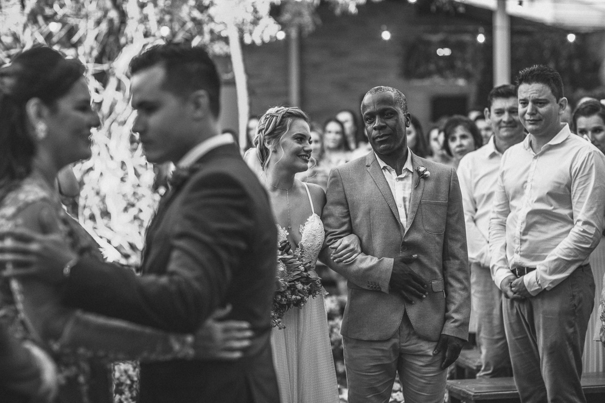 making-of-noiva-dia da noiva-vestido-maquiadora-make-beatifull-love-wedding-pride-married-noivo-casamento-hibisco-buffet-diurno