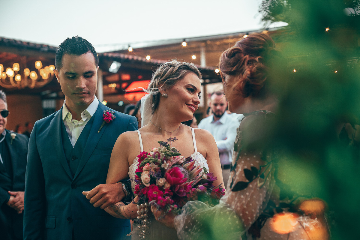 making-of-noiva-dia da noiva-vestido-maquiadora-make-beatifull-love-wedding-pride-married-noivo-casamento-hibisco-buffet-diurno