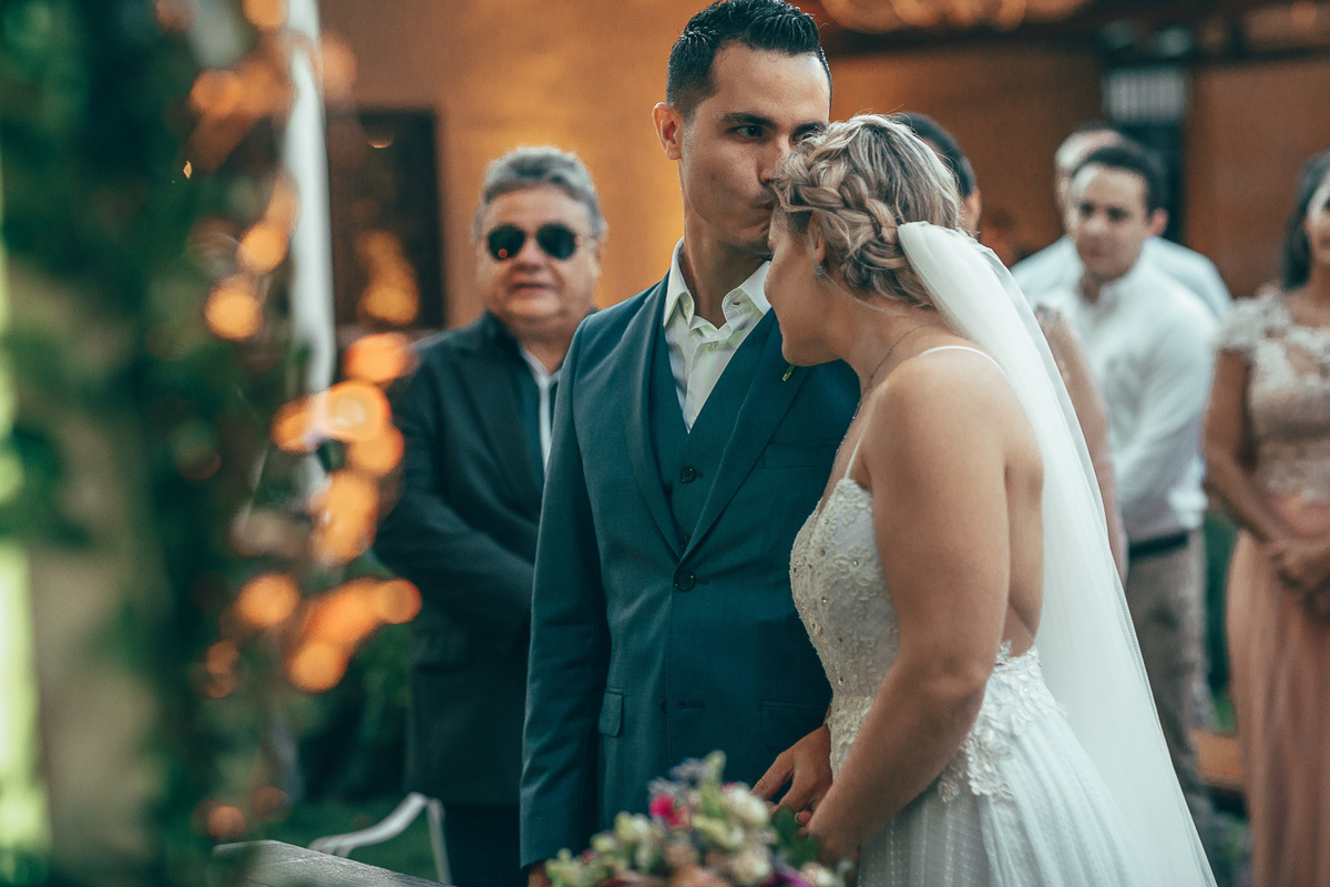 making-of-noiva-dia da noiva-vestido-maquiadora-make-beatifull-love-wedding-pride-married-noivo-casamento-hibisco-buffet-diurno