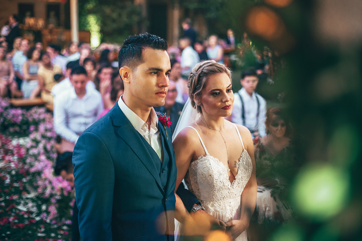 making-of-noiva-dia da noiva-vestido-maquiadora-make-beatifull-love-wedding-pride-married-noivo-casamento-hibisco-buffet-diurno