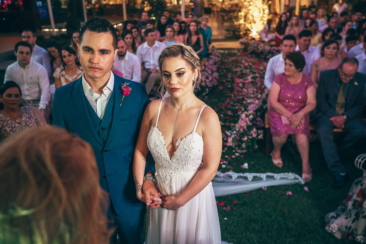 making-of-noiva-dia da noiva-vestido-maquiadora-make-beatifull-love-wedding-pride-married-noivo-casamento-hibisco-buffet-diurno