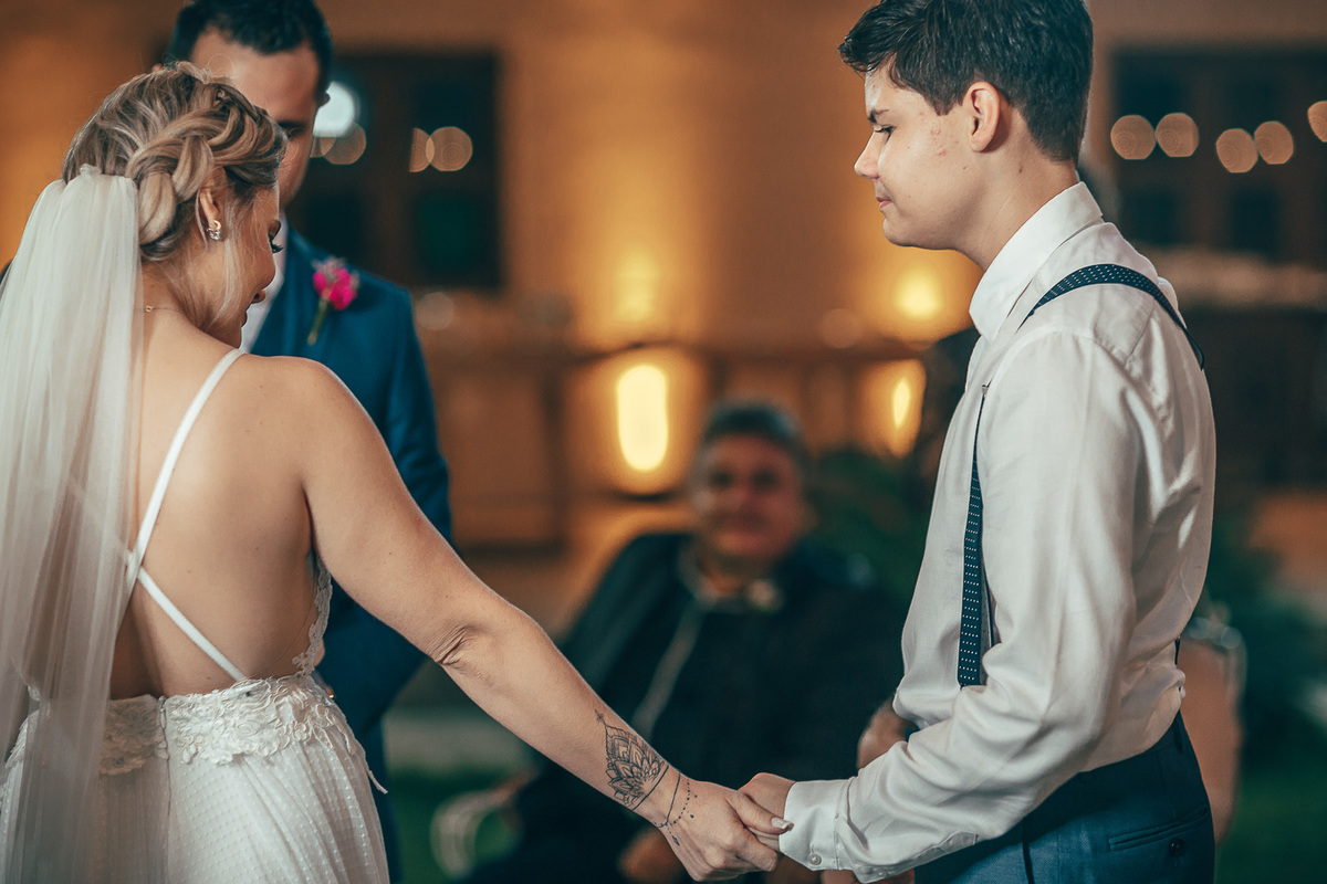 making-of-noiva-dia da noiva-vestido-maquiadora-make-beatifull-love-wedding-pride-married-noivo-casamento-hibisco-buffet-diurno