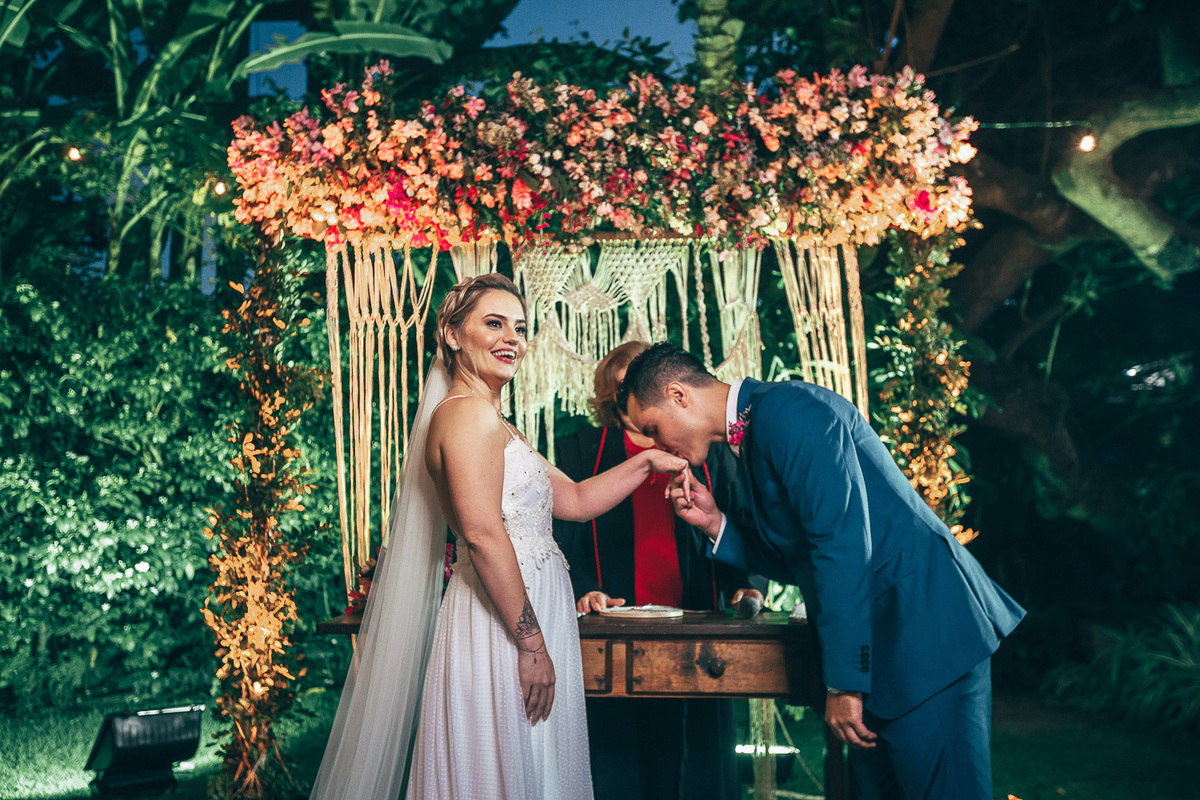 making-of-noiva-dia da noiva-vestido-maquiadora-make-beatifull-love-wedding-pride-married-noivo-casamento-hibisco-buffet-diurno