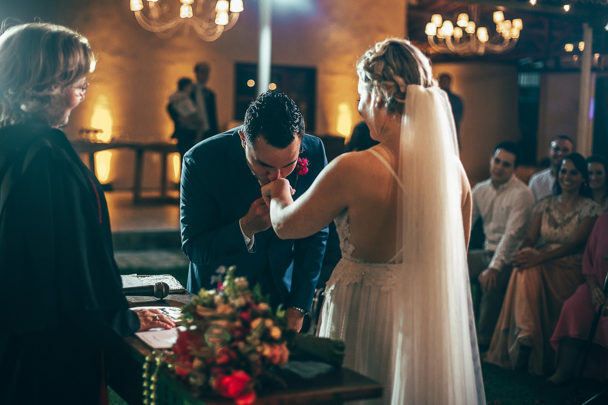 making-of-noiva-dia da noiva-vestido-maquiadora-make-beatifull-love-wedding-pride-married-noivo-casamento-hibisco-buffet-diurno