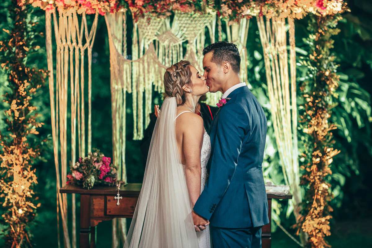 making-of-noiva-dia da noiva-vestido-maquiadora-make-beatifull-love-wedding-pride-married-noivo-casamento-hibisco-buffet-diurno