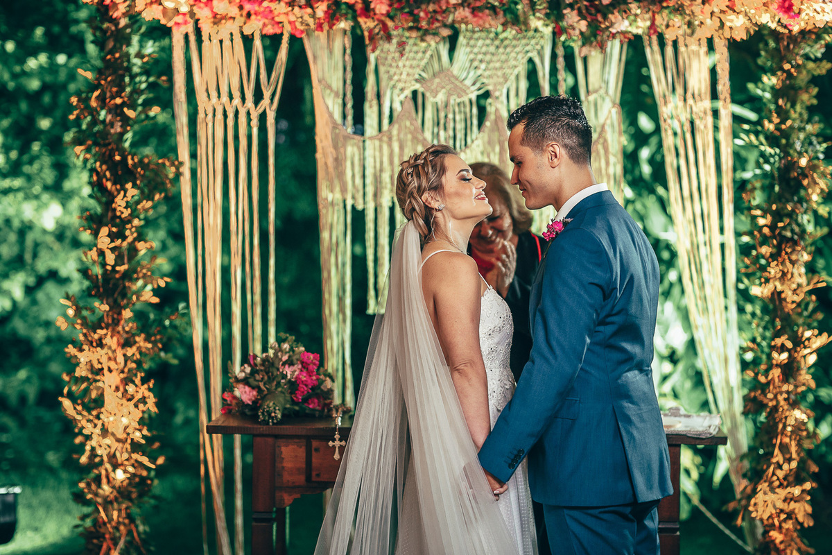 making-of-noiva-dia da noiva-vestido-maquiadora-make-beatifull-love-wedding-pride-married-noivo-casamento-hibisco-buffet-diurno