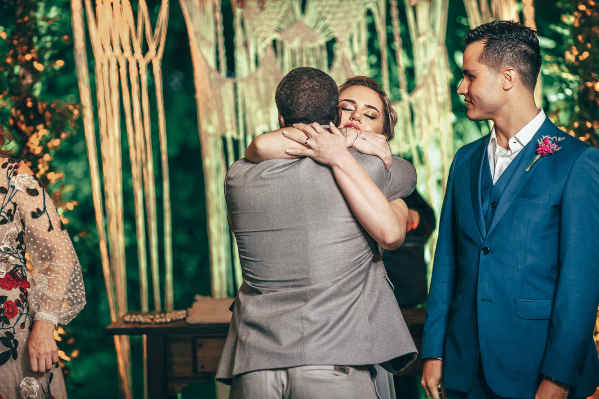 making-of-noiva-dia da noiva-vestido-maquiadora-make-beatifull-love-wedding-pride-married-noivo-casamento-hibisco-buffet-diurno