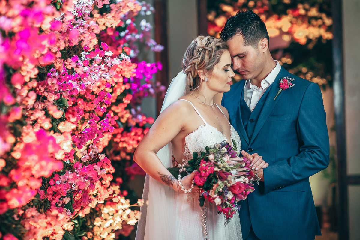 making-of-noiva-dia da noiva-vestido-maquiadora-make-beatifull-love-wedding-pride-married-noivo-casamento-hibisco-buffet-diurno