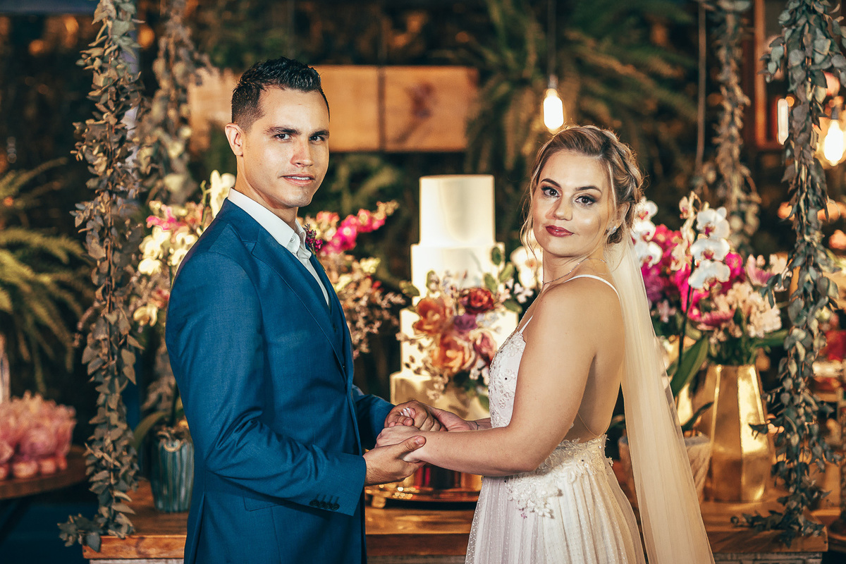 making-of-noiva-dia da noiva-vestido-maquiadora-make-beatifull-love-wedding-pride-married-noivo-casamento-hibisco-buffet-diurno