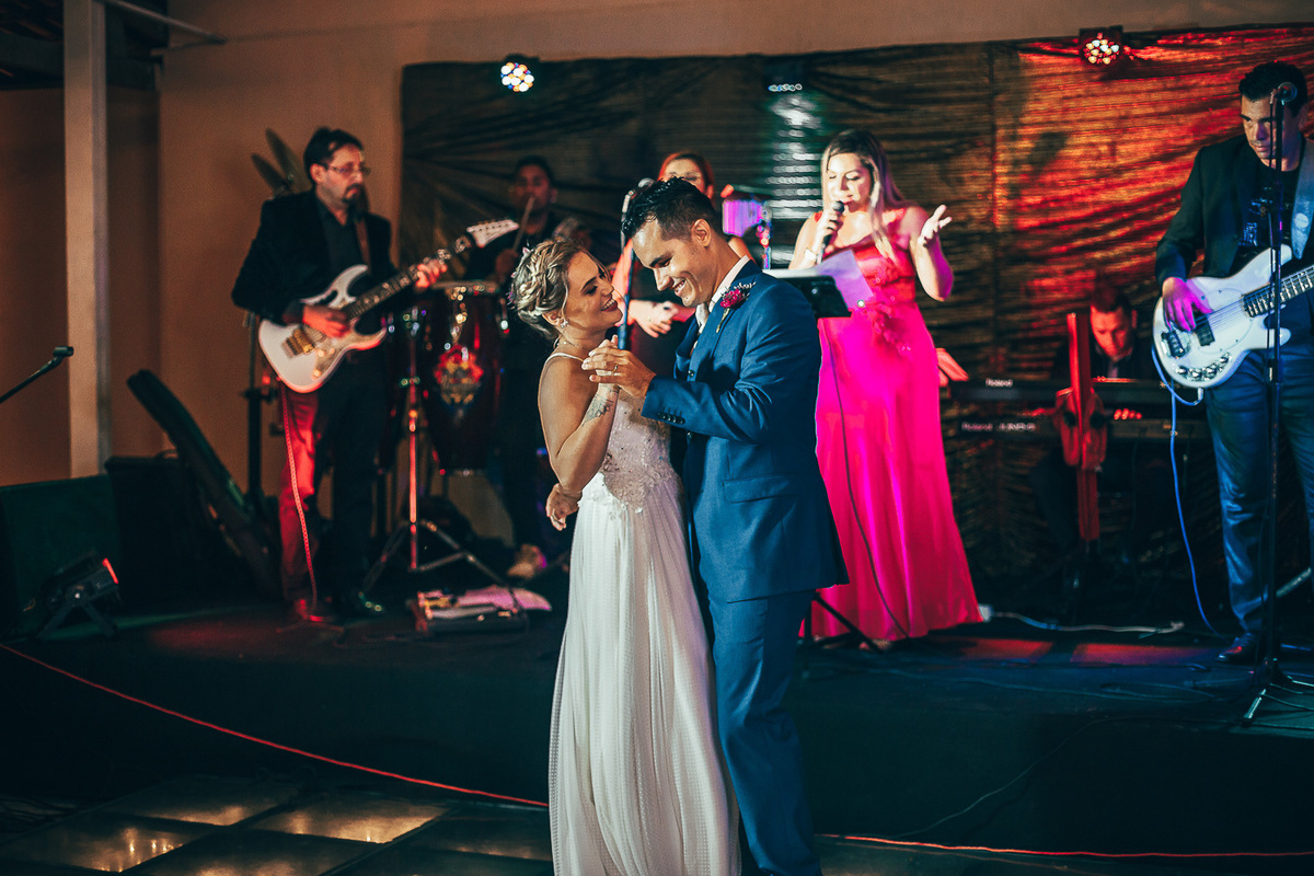 making-of-noiva-dia da noiva-vestido-maquiadora-make-beatifull-love-wedding-pride-married-noivo-casamento-hibisco-buffet-diurno