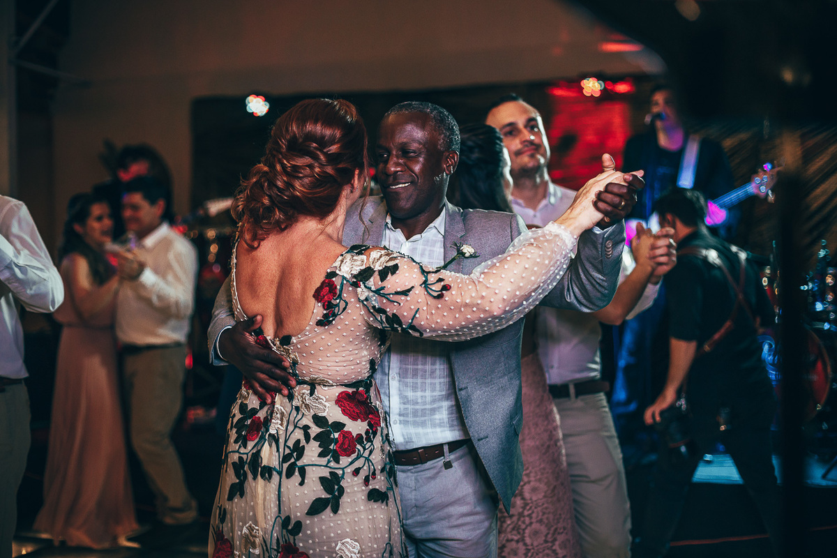 making-of-noiva-dia da noiva-vestido-maquiadora-make-beatifull-love-wedding-pride-married-noivo-casamento-hibisco-buffet-diurno