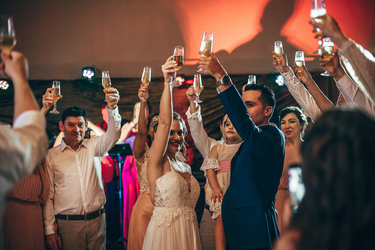 making-of-noiva-dia da noiva-vestido-maquiadora-make-beatifull-love-wedding-pride-married-noivo-casamento-hibisco-buffet-diurno