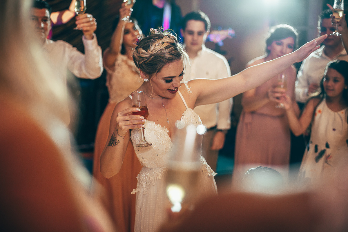 making-of-noiva-dia da noiva-vestido-maquiadora-make-beatifull-love-wedding-pride-married-noivo-casamento-hibisco-buffet-diurno