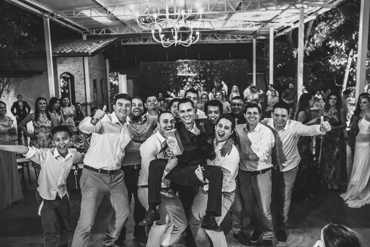 making-of-noiva-dia da noiva-vestido-maquiadora-make-beatifull-love-wedding-pride-married-noivo-casamento-hibisco-buffet-diurno