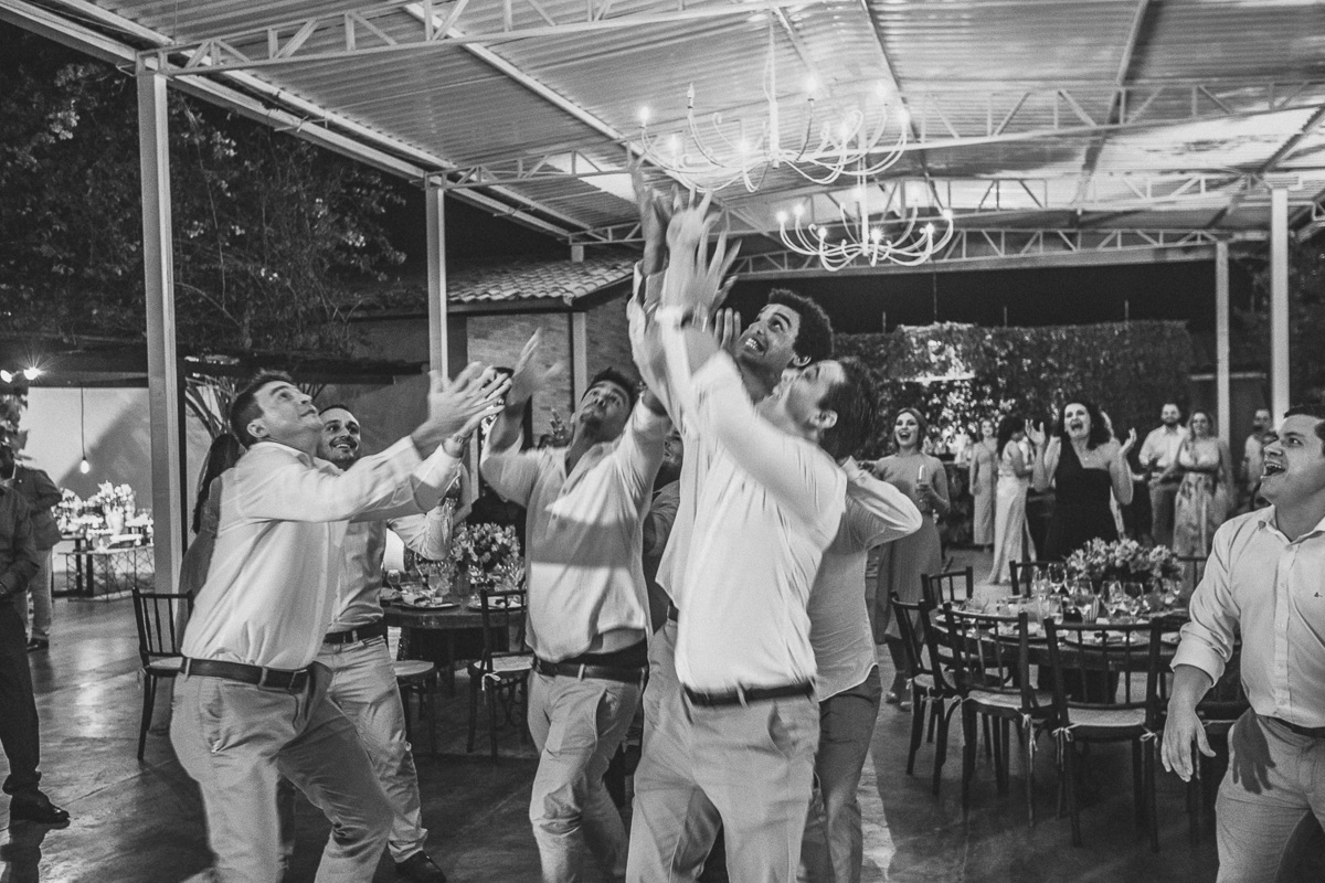 making-of-noiva-dia da noiva-vestido-maquiadora-make-beatifull-love-wedding-pride-married-noivo-casamento-hibisco-buffet-diurno