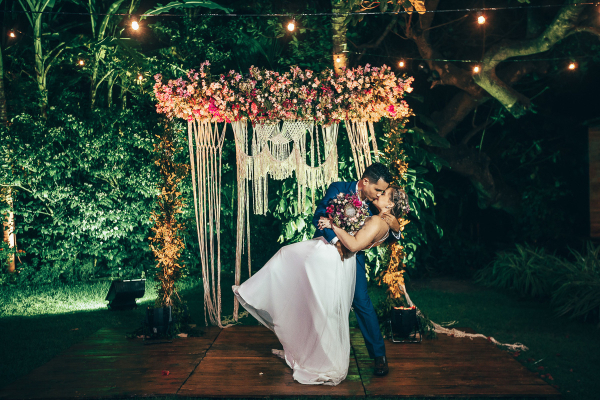 making-of-noiva-dia da noiva-vestido-maquiadora-make-beatifull-love-wedding-pride-married-noivo-casamento-hibisco-buffet-diurno