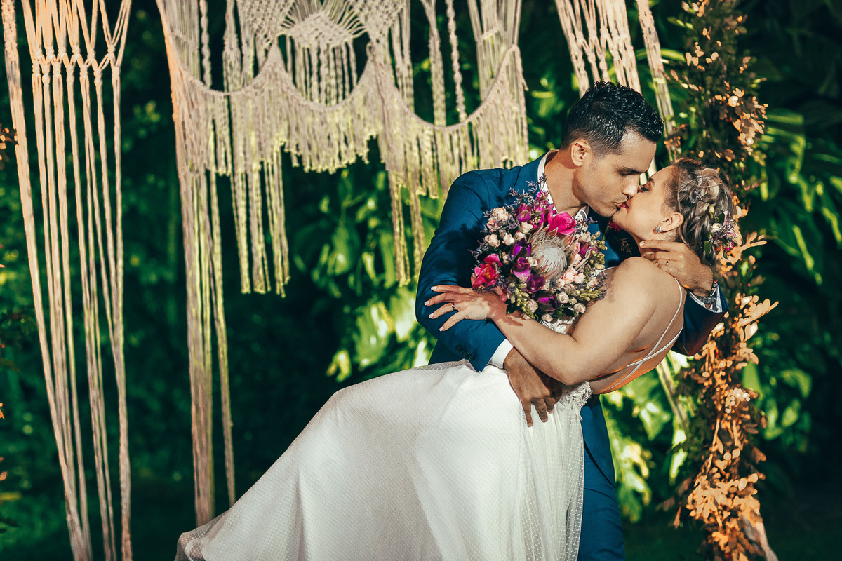 making-of-noiva-dia da noiva-vestido-maquiadora-make-beatifull-love-wedding-pride-married-noivo-casamento-hibisco-buffet-diurno