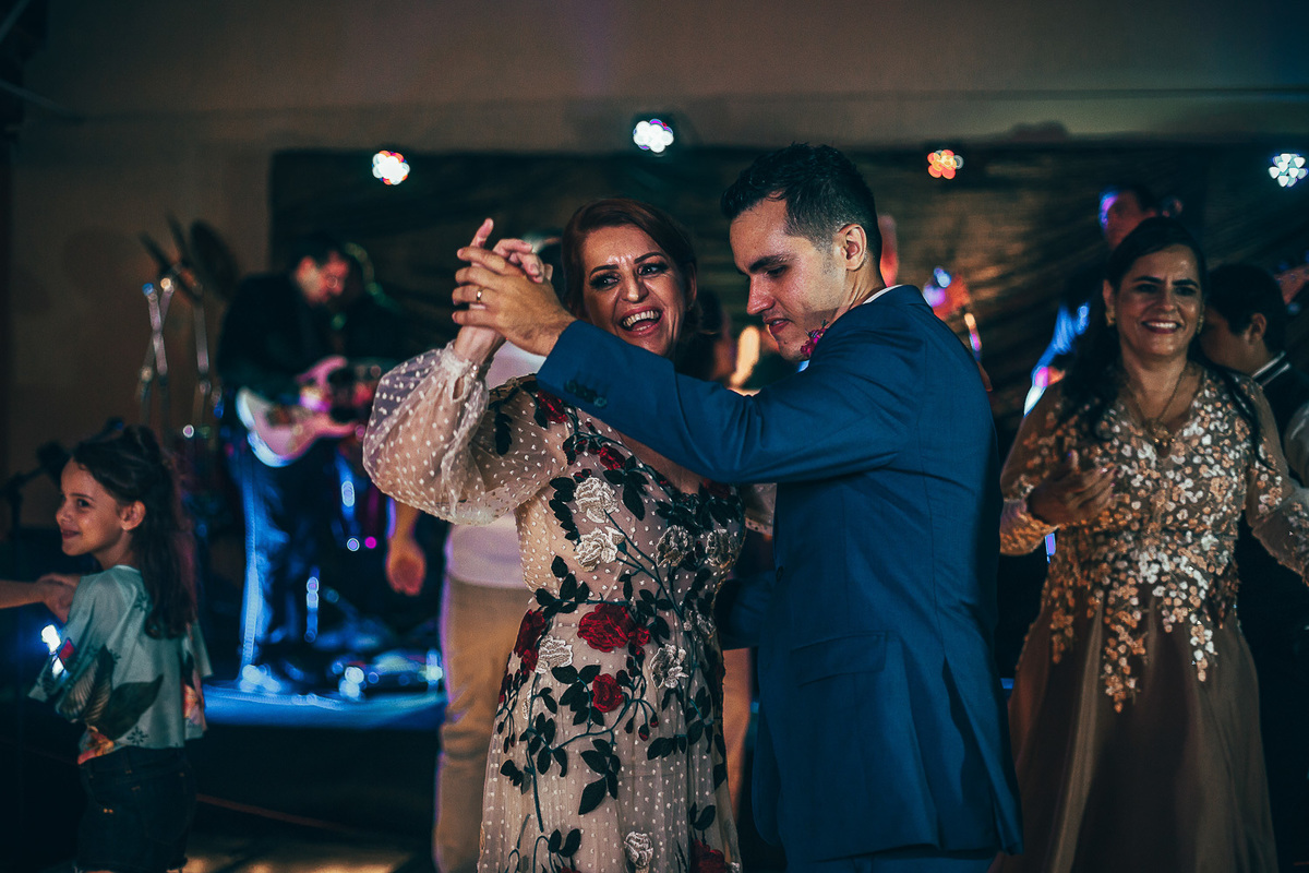 making-of-noiva-dia da noiva-vestido-maquiadora-make-beatifull-love-wedding-pride-married-noivo-casamento-hibisco-buffet-diurno