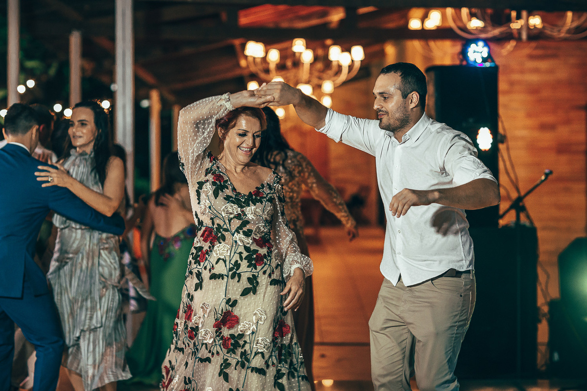 making-of-noiva-dia da noiva-vestido-maquiadora-make-beatifull-love-wedding-pride-married-noivo-casamento-hibisco-buffet-diurno