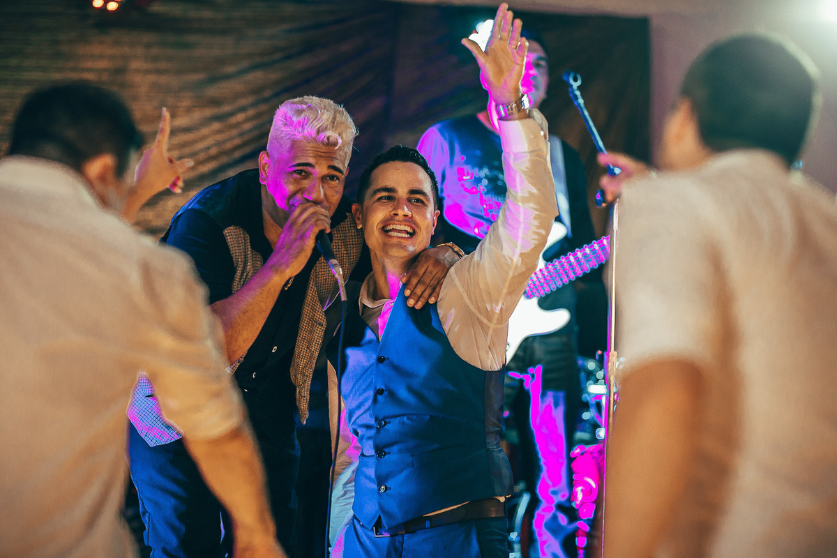 making-of-noiva-dia da noiva-vestido-maquiadora-make-beatifull-love-wedding-pride-married-noivo-casamento-hibisco-buffet-diurno