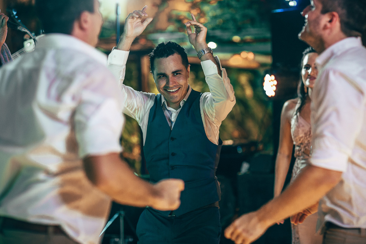 making-of-noiva-dia da noiva-vestido-maquiadora-make-beatifull-love-wedding-pride-married-noivo-casamento-hibisco-buffet-diurno