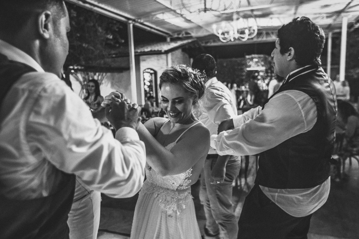 making-of-noiva-dia da noiva-vestido-maquiadora-make-beatifull-love-wedding-pride-married-noivo-casamento-hibisco-buffet-diurno