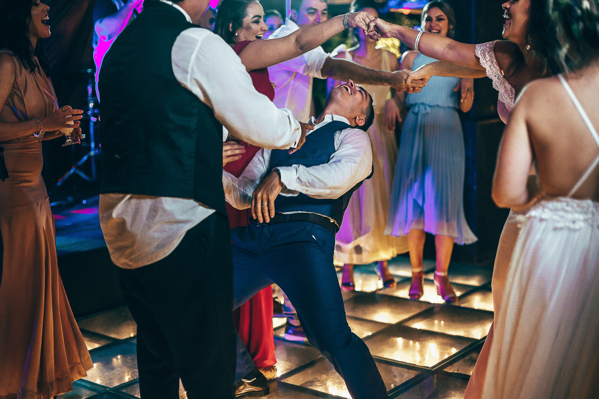 making-of-noiva-dia da noiva-vestido-maquiadora-make-beatifull-love-wedding-pride-married-noivo-casamento-hibisco-buffet-diurno