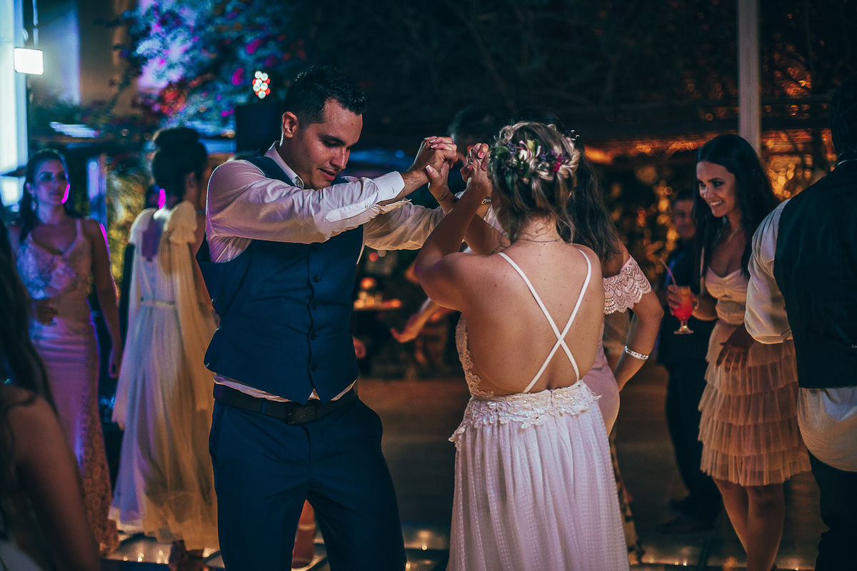 making-of-noiva-dia da noiva-vestido-maquiadora-make-beatifull-love-wedding-pride-married-noivo-casamento-hibisco-buffet-diurno