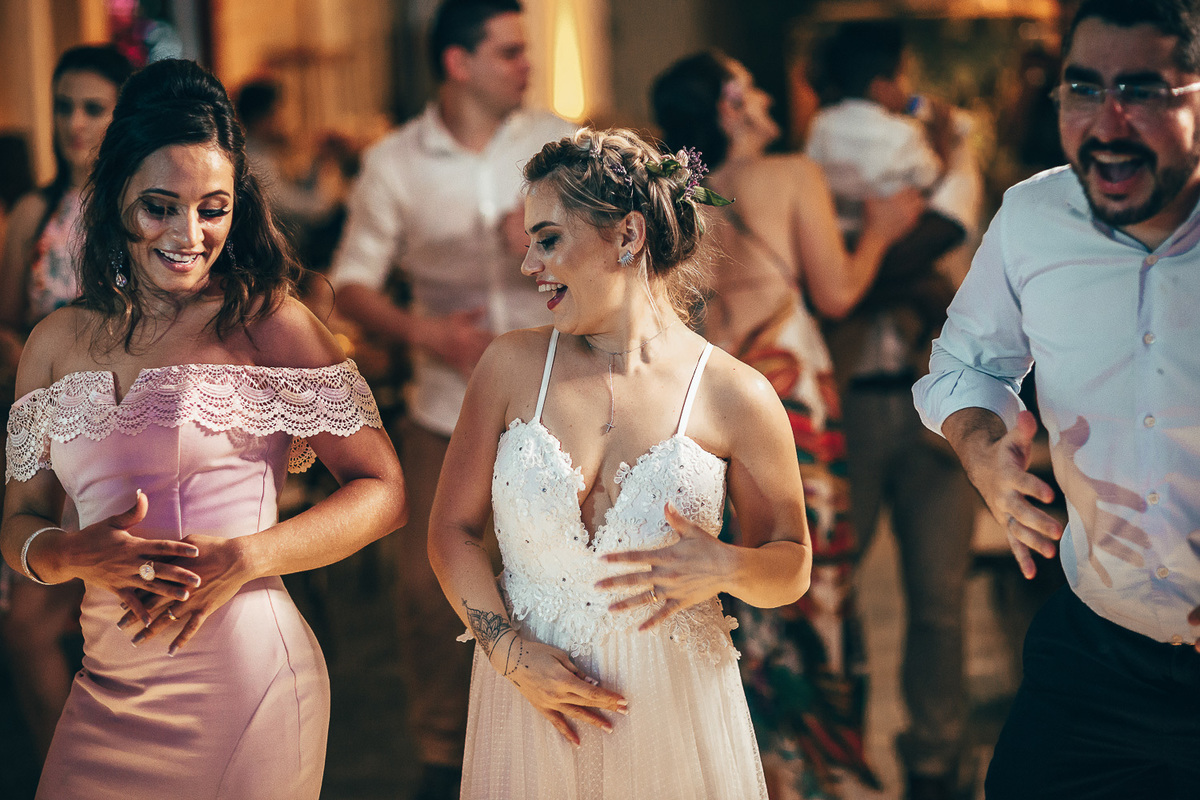 making-of-noiva-dia da noiva-vestido-maquiadora-make-beatifull-love-wedding-pride-married-noivo-casamento-hibisco-buffet-diurno