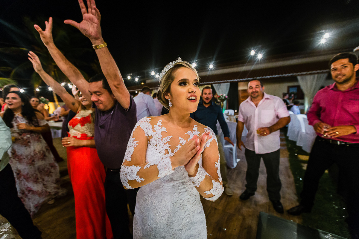wedding-casamento-beach-beberibe-morro-branco-summer-making of-noiva-noivo-vestido-maquiadora-make-lover-casados-igreja-capela