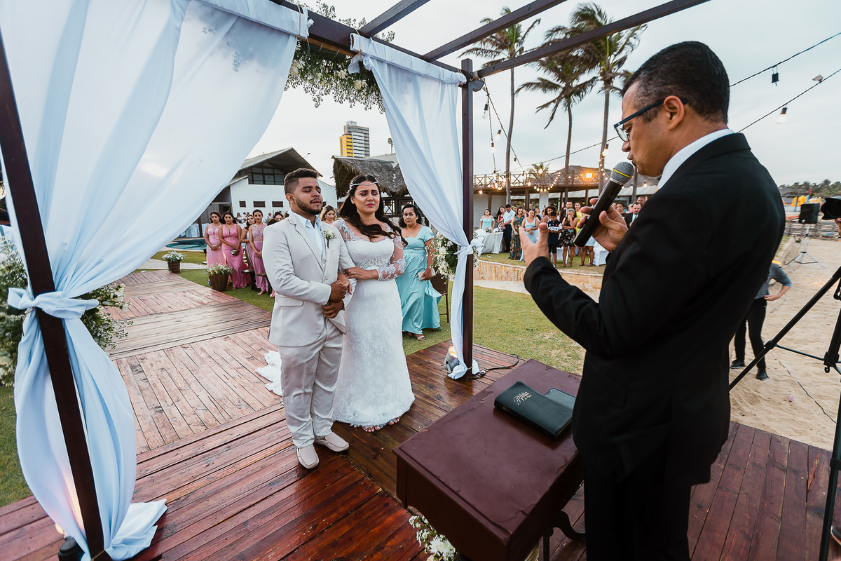 casamento-wedding-beach-summer-diurno-praia-por do sol-evangélico-cerimônia na praia-vestido da noiva-noiva-choro-emoção-decoração-fotografo de casamento-ceará-sãop paulo