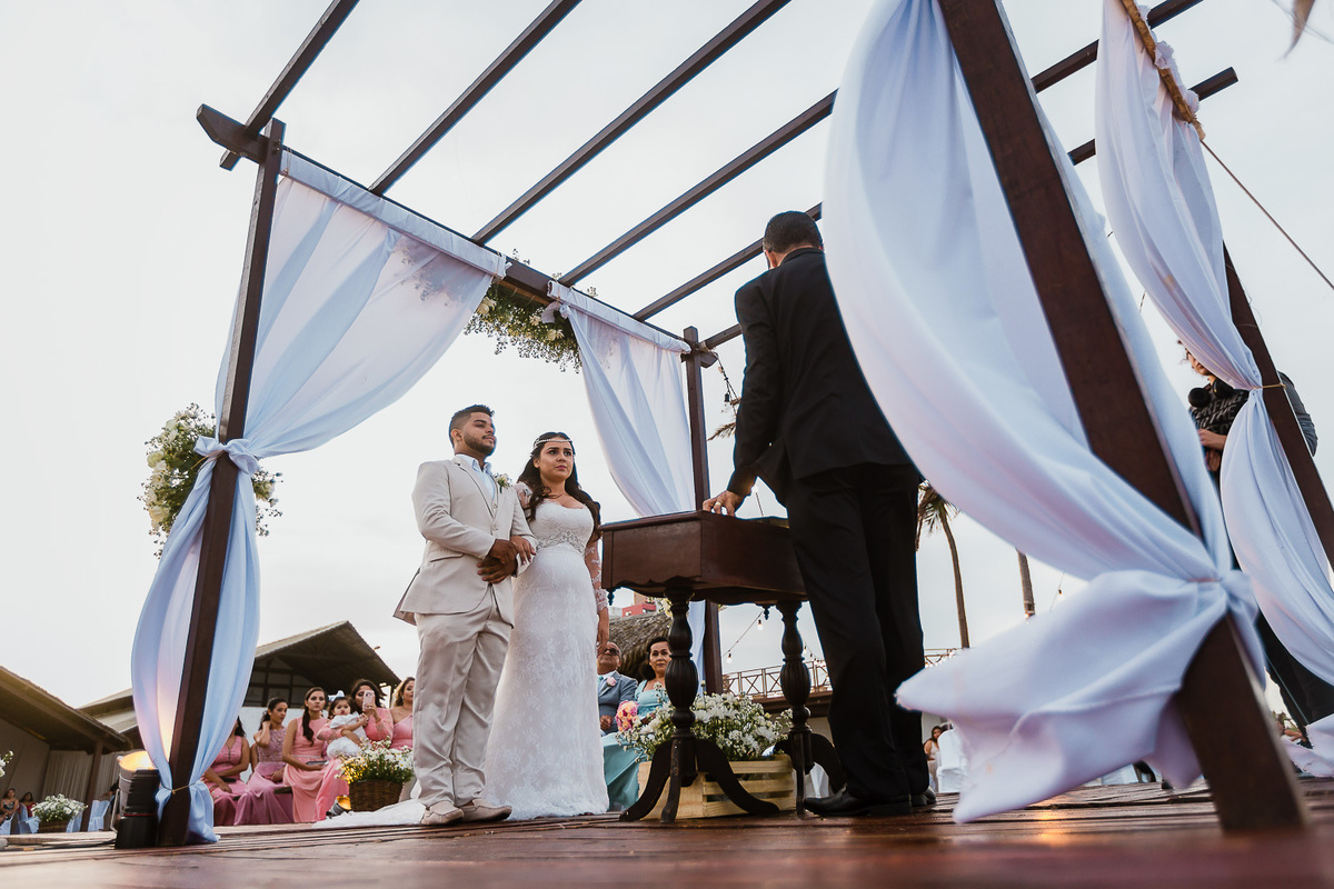 casamento-wedding-beach-summer-diurno-praia-por do sol-evangélico-cerimônia na praia-vestido da noiva-noiva-choro-emoção-decoração-fotografo de casamento-ceará-sãop paulo