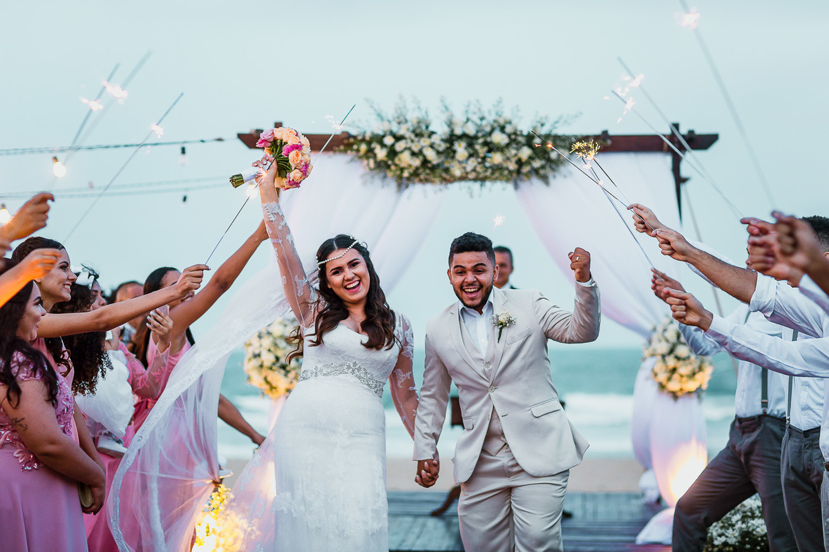 casamento-wedding-beach-summer-diurno-praia-por do sol-evangélico-cerimônia na praia-vestido da noiva-noiva-choro-emoção-decoração-fotografo de casamento-ceará-sãop paulo