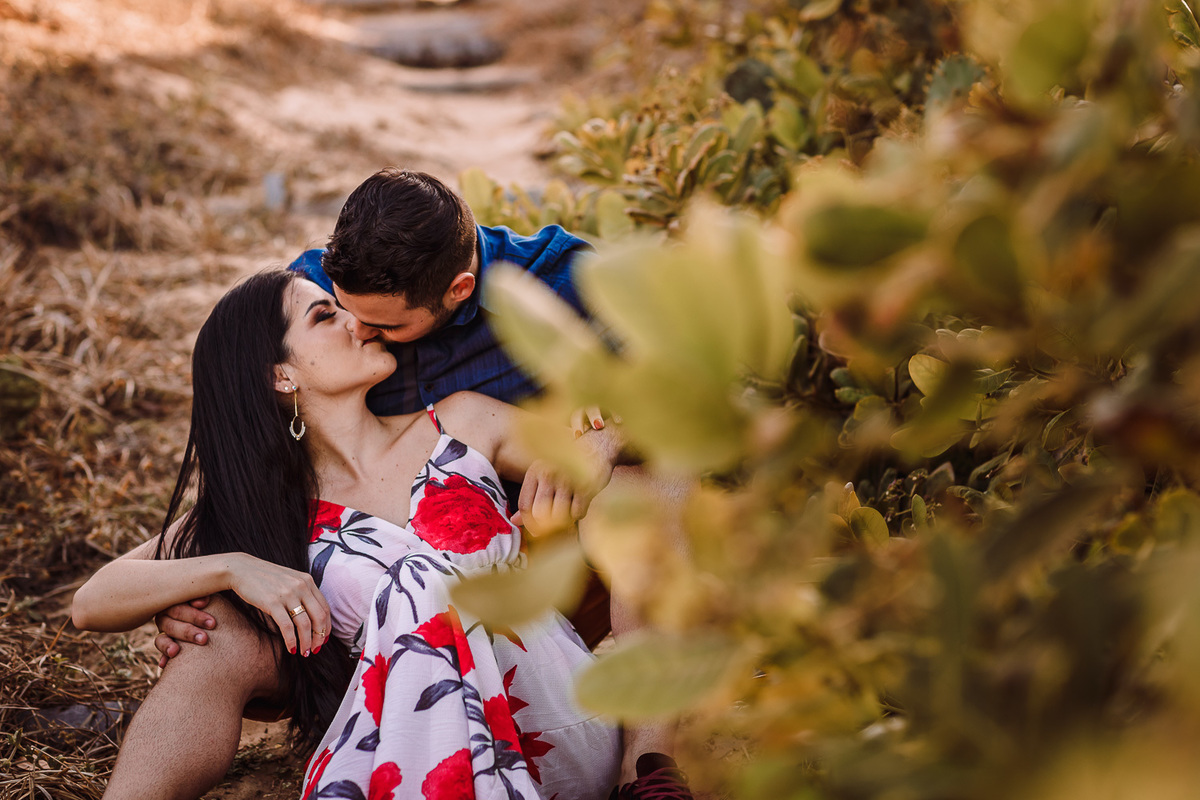 ensaio-pré wedding-wedding-fotos-casal-beach-summer-por do sol-fotografia-praia-morro branco-beberibe-casamento-noivos-sorrir-noiva-cores-porto velho-Rondonia