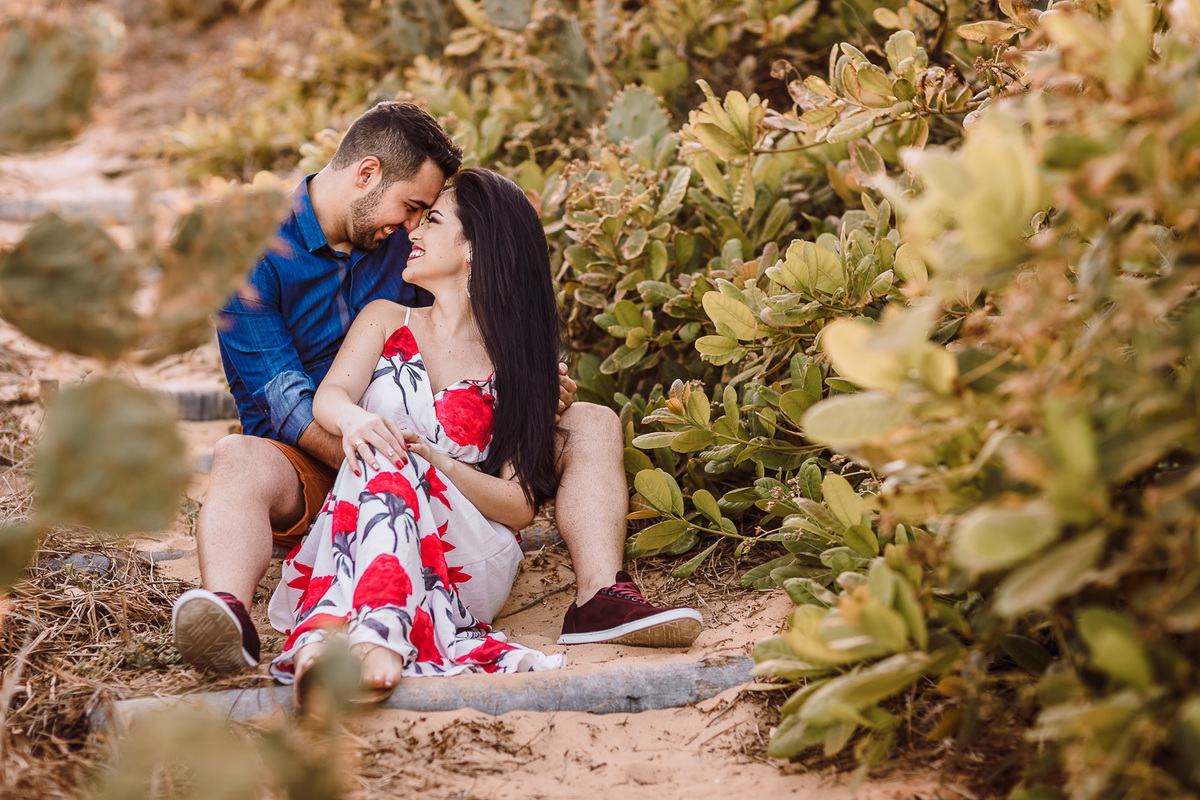 ensaio-pré wedding-wedding-fotos-casal-beach-summer-por do sol-fotografia-praia-morro branco-beberibe-casamento-noivos-sorrir-noiva-cores-porto velho-Rondonia