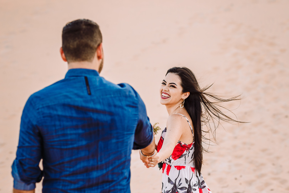 ensaio-pré wedding-wedding-fotos-casal-beach-summer-por do sol-fotografia-praia-morro branco-beberibe-casamento-noivos-sorrir-noiva-cores-porto velho-Rondonia