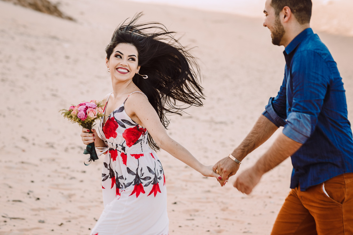ensaio-pré wedding-wedding-fotos-casal-beach-summer-por do sol-fotografia-praia-morro branco-beberibe-casamento-noivos-sorrir-noiva-cores-porto velho-Rondonia