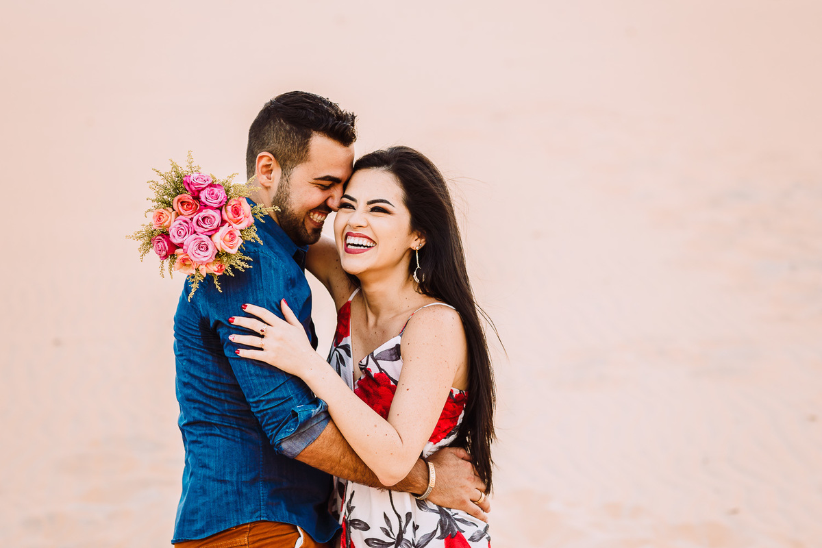ensaio-pré wedding-wedding-fotos-casal-beach-summer-por do sol-fotografia-praia-morro branco-beberibe-casamento-noivos-sorrir-noiva-cores-porto velho-Rondonia