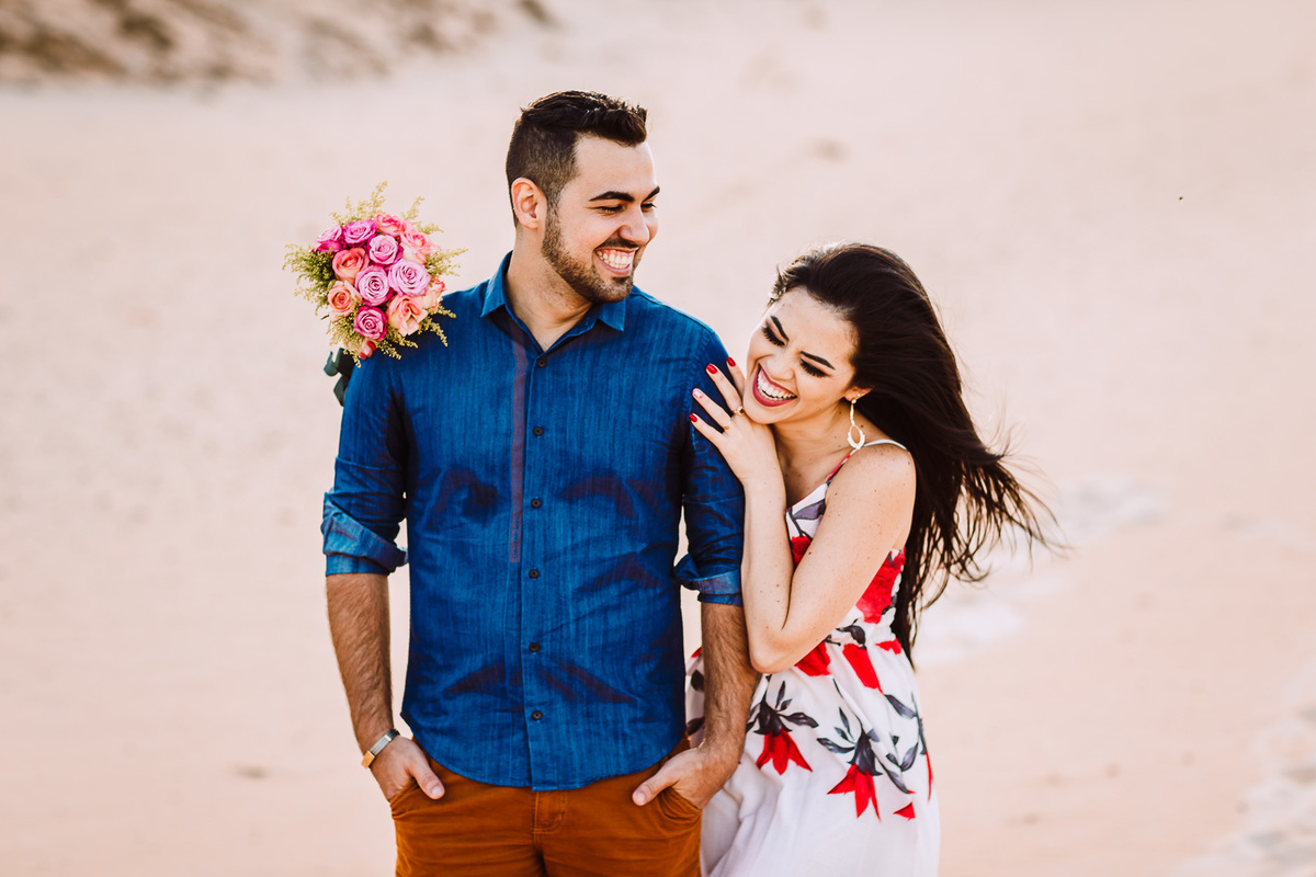 ensaio-pré wedding-wedding-fotos-casal-beach-summer-por do sol-fotografia-praia-morro branco-beberibe-casamento-noivos-sorrir-noiva-cores-porto velho-Rondonia