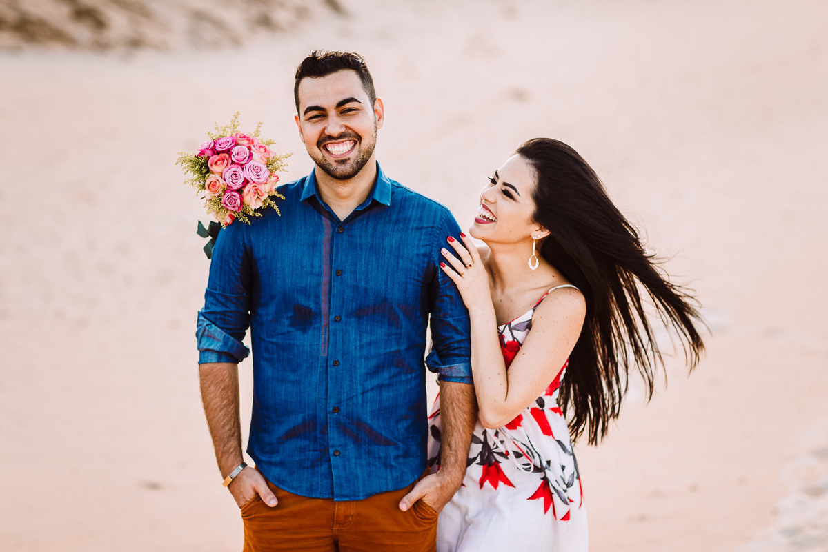 ensaio-pré wedding-wedding-fotos-casal-beach-summer-por do sol-fotografia-praia-morro branco-beberibe-casamento-noivos-sorrir-noiva-cores-porto velho-Rondonia