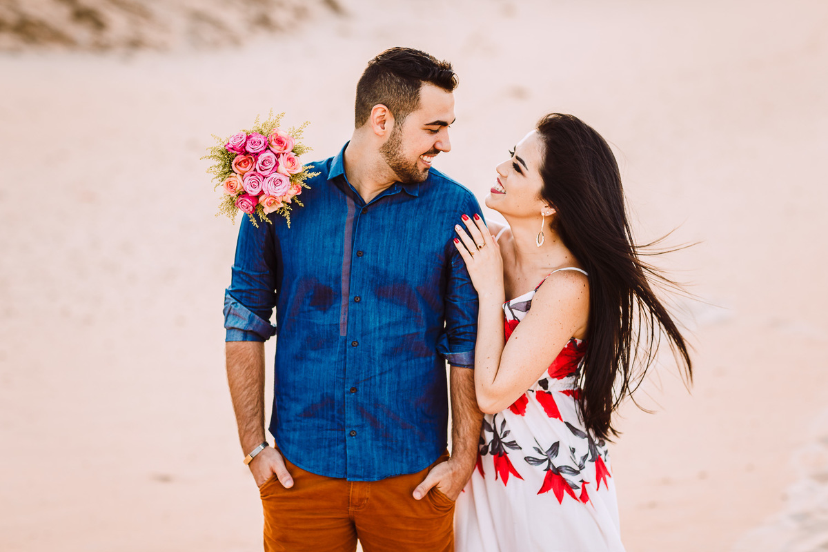 ensaio-pré wedding-wedding-fotos-casal-beach-summer-por do sol-fotografia-praia-morro branco-beberibe-casamento-noivos-sorrir-noiva-cores-porto velho-Rondonia